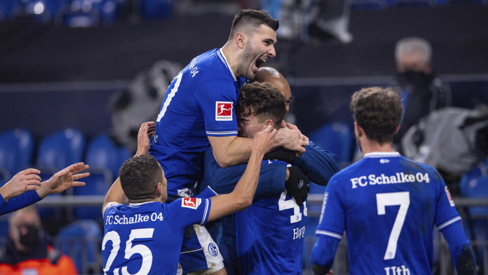 EBE 49 Gelsenkirchen - Na snímke hráči Schalke 04 oslavujú víťazstvo, uprostred autor troch gólov Matthew Hoppe v zápase 15. kola nemeckej bundesligy vo futbale Schalke 04 - Hoffenheim (4:0) v sobotu 9. januára 2021. FOTO TASR/AP
Schalke team members with from left: Amine Harit, Schalke's Sead Kolasinac, goal scorer Matthew Hoppe, coaching staff Naldo, and Mark Uth celebrate their second goal goal against Hoffenheim, during their German Bundesliga FC Schalke 04 - 1899 Hoffenheim soccer match at 