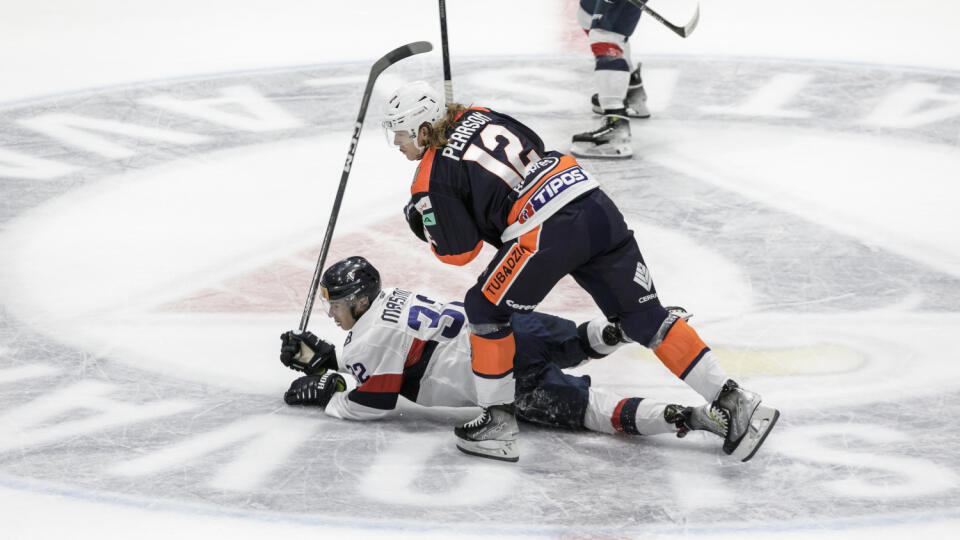 Na snímke zľava Patrik Masnica (Slovan) a Chase Conlan Pearson (Michalovce) počas zápasu 1. kola hokejovej Tipos extraligy HC Slovan Bratislava – HK Dukla Ingema Michalovce v Bratislave v piatok 15. septembra 2023. FOTO TASR - Dano Veselský