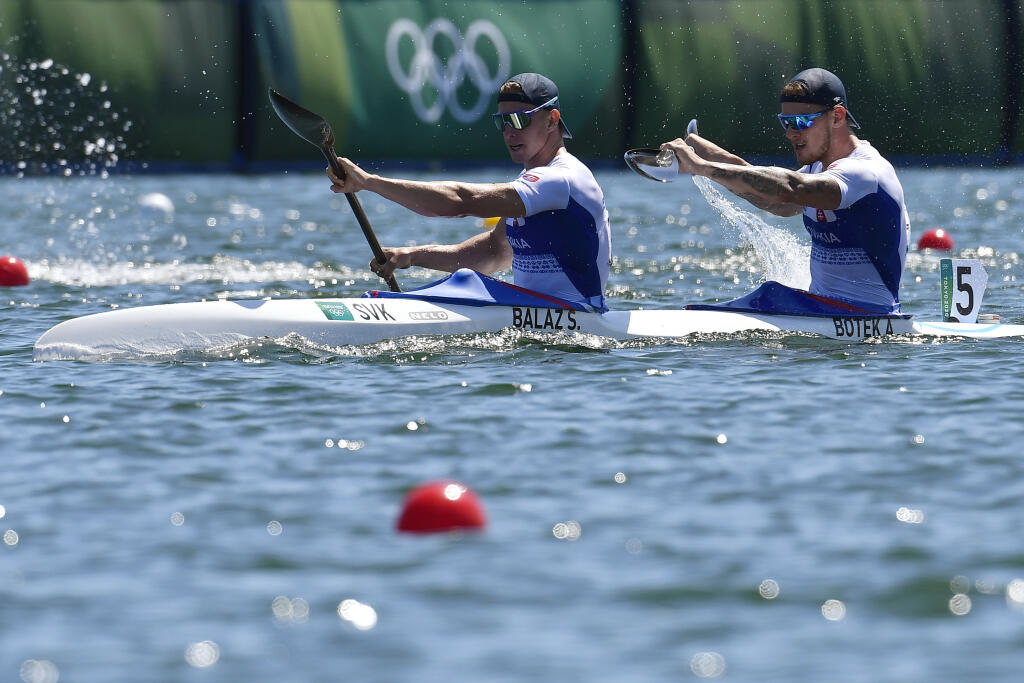 Na snímke slovenský dvojkajak v zložení Samuel Baláž, Adam Botek sa na XXXII. Letných OH 2020 v Tokiu prebojoval do štvrtkového semifinále K2 na 1000 m v stredu 4. augusta 2021. FOTO TASR – Michal Svítok