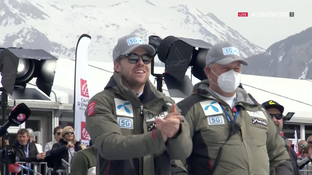 Takto sa nórsky lyžiar tešil z víťazstva Shiffrinovej v zjazde.