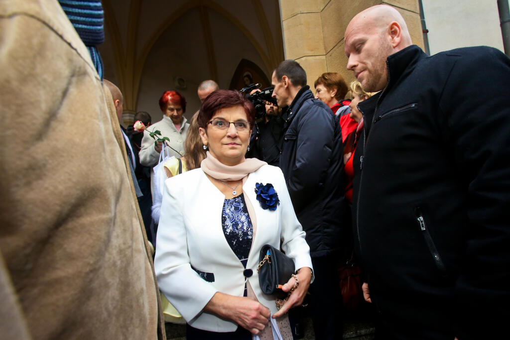 Na snimke mama Petra Sagana pred kostolom v Dolnom Kubine.