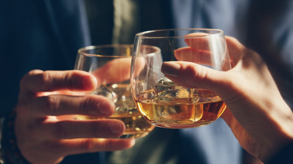 Viete, v ktorej krajine môžete piť alkohol už od 15-tich? Zistite to v našom KVÍZE!