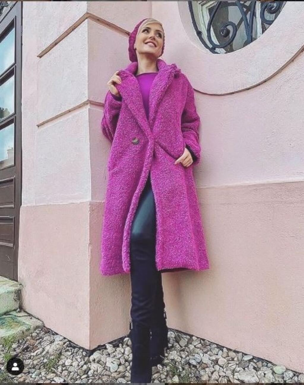 Kvetka Horváthová v ružovom teddy kabátiku.