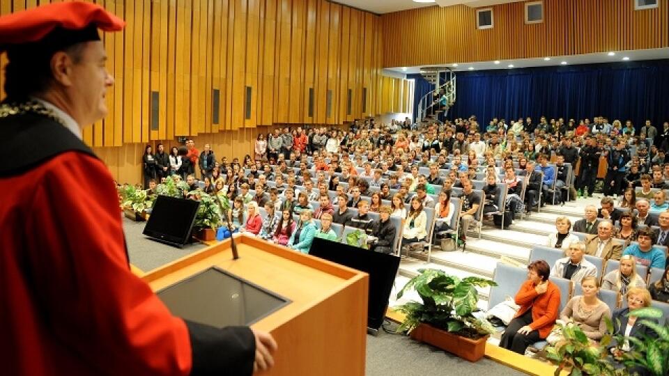 Slávnostné otvorenie akademického roka 2012/2013 na Technickej univerzite v Košiciach 24. septembra 2012. Na snímke vľavo rektor univerzity Anton Čižmár. FOTO TASR – František Iván