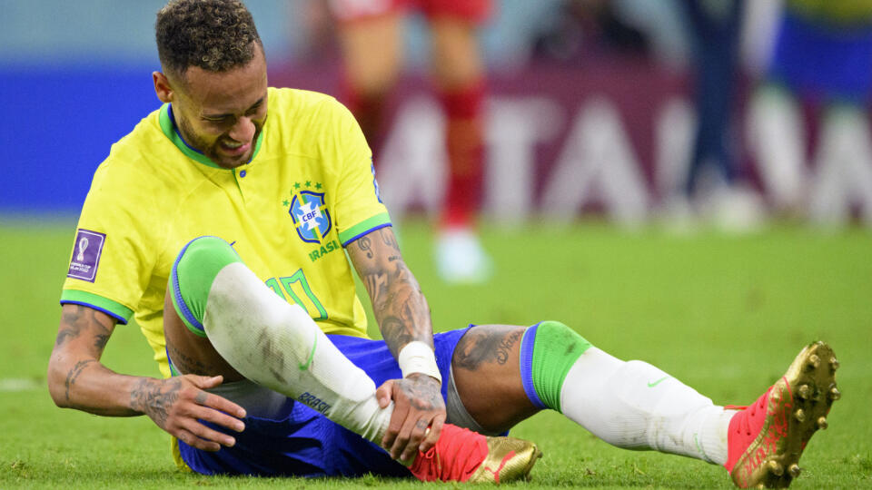 EBE 1 Lusail - Na snímke brazílsky útočník Neymar vo štvrtkovom stretnutí 24. novembra 2022 na MS v Katare proti Srbsku (2:0) podvrtol členok. Jeho zdravotný stav sa bude posudzovať v najbližších 48 hodinách. Neymar odišiel z ihriska po vystriedaní v 79. minúte. FOTO TASR/AP

Brazil's Neymar grabs his ankle after an injury during the World Cup group G soccer match between Brazil and Serbia, at the the Lusail Stadium in Lusail, Qatar on Thursday, Nov. 24, 2022. (Laurent Gillieron/Keystone via AP)