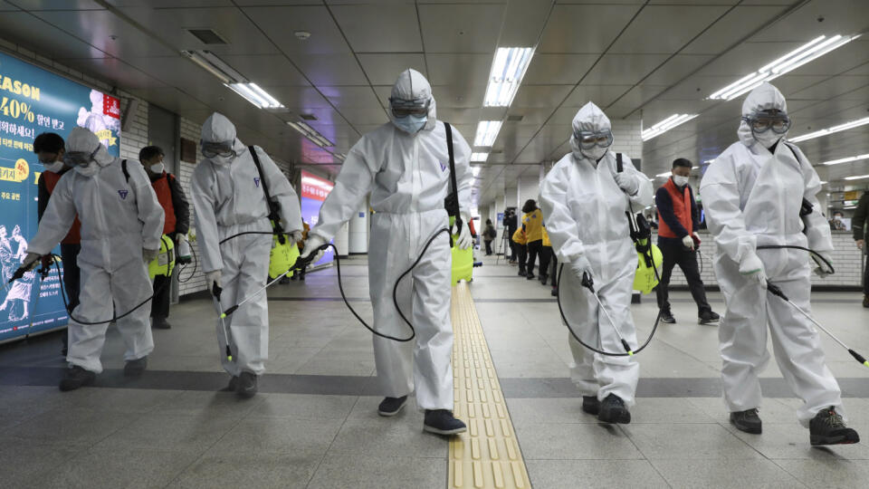 MIK 9 Soul - Pracovníci v ochranných oblekoch dezinfikujú stanicu metra proti koronavírusu v Soule, Južná Kórea, 11. marca 2020. FOTO TASR/AP

Workers wearing protective gears disinfect as a precaution against the new coronavirus at the subway station in Seoul, South Korea, Wednesday, March 11, 2020. (Kim Sun-woong/Newsis via AP)