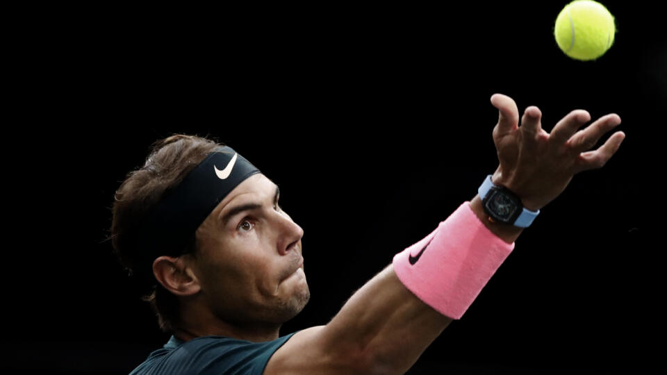 JB 34 Paríž - Španielsky tenista Rafael Nadal podáva proti Austrálčanovi Jordanovi Thompsonovi v osemfinále dvojhry na tenisovom turnaji ATP Masters 1000 v Paríži 5. novembra 2020. FOTO TASR/AP

Spain's Rafael Nadal serves to Australia's Jordan Thompson during the third round of the Paris Masters tennis tournament at the Bercy Arena in Paris, Thursday, Nov. 5, 2020. (AP Photo/Christophe Ena)