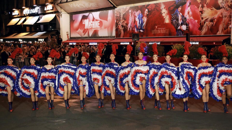 Povestný Moulin Rouge má opäť červené krídla. Návrat oslávili štýlovo – desiatky tanečníc zatancovali pred kabaretom kankán.