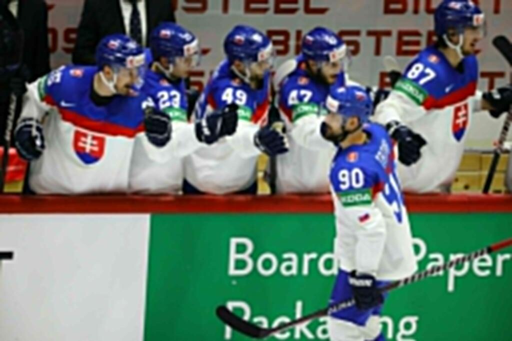 Slovenskí hokejisti vydreli prvé víťazstvo na majstrovstvách sveta, keď zdolali Francúzov 4:2.