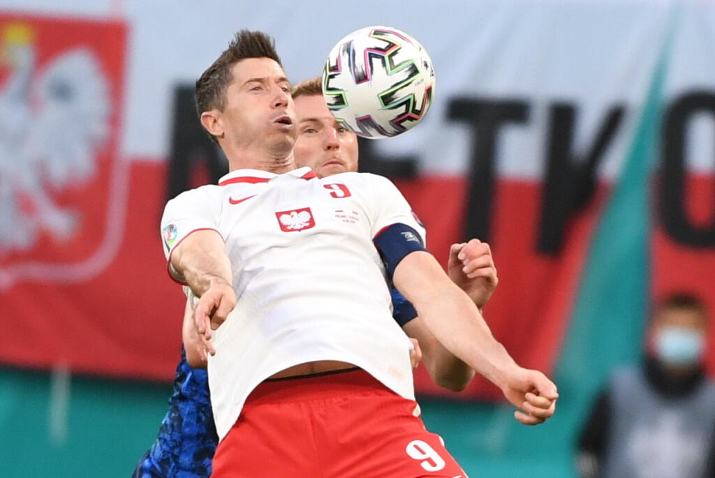 Na snímke v popredí Robert Lewandowski (Poľsko) a v pozadí Milan Škriniar (Slovensko) v zápase E-skupiny na majstrovstvách Európy vo futbale Poľsko - Slovensko 14. júna 2021 v Petrohrade. FOTO TASR - Martin Baumann