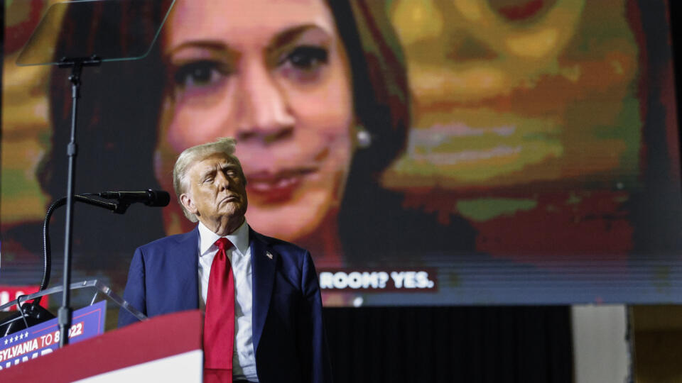 WA 21 Allentown - Republikánsky prezidentský kandidát a bývalý americký prezident Donald Trump stojí pred veľkoplošnou obrazovkou, na ktorej beží video jeho vyzývateľky a americkej viceprezidentky Kamaly Harrisovej počas predvolebnej kampane v Allentowne v utorok 29. októbra 2024. Voľby prezidenta Spojených štátov amerických sa uskutočnia v utorok 5. novembra. Američania si po šesťdesiaty raz budú voliť hlavu štátu na ďalšie štyri roky. Vyberať si budú medzi demokratkou Kamalou Harrisovou a rep