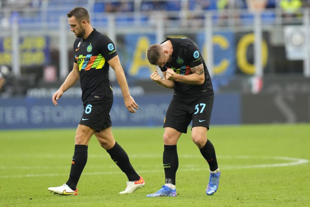 EBE 18 Miláno - Na snímke vpravo slovenský futbalový reprezentant v drese Interu Miláno Milan Škriniar oslavuje gól a druhý mužstva v zápase 4. kola talianskej Serie A vo futbale Inter Miláno - FC Bologna (6:1) v sobotu 18. septembra 2021. FOTO TASR/AP
Inter Milan's Milan Skriniar, right, celebrates after scoring his side's 2nd goal during a Serie A soccer match between Inter Milan and Bologna, at the San Siro stadium in Milan, Italy, Saturday, Sept. 18, 2021. (AP Photo/Luca Bruno)