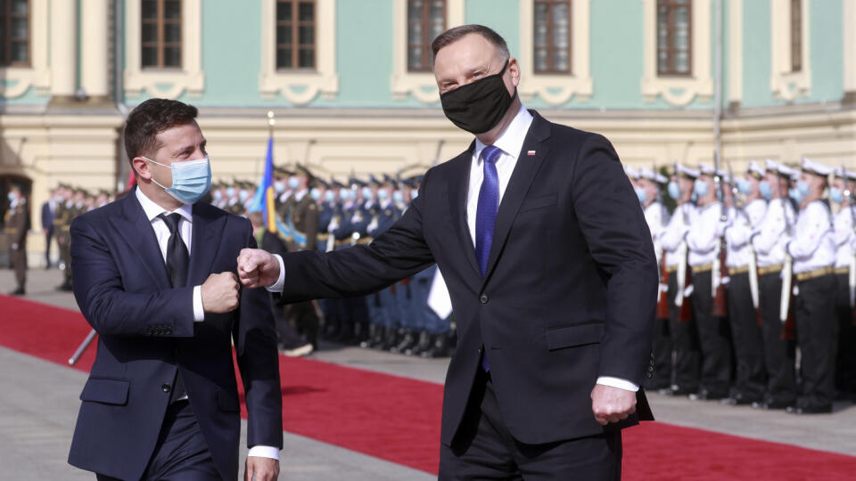 WA 9 Kyjev - Ukrajinský prezident Volodymyr Zelenskyj (vľavo) a poľský prezident Andrzej Duda sa zdravia päsťami počas stretnutia v Kyjeve v pondelok 12. októbra 2020. FOTO TASR/AP
Ukrainian President Volodymyr Zelenskiy, left, and Polish President Andrzej Duda bump fists as they meet in Kyiv, Ukraine, Monday, Oct. 12, 2020. (Valentyn Ogirenko, Pool via AP)