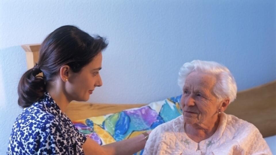 STAROSTLIVOSŤ  O SENIOROV: Slovenky  takto môžu v Rakúsku  slušne zarobiť.