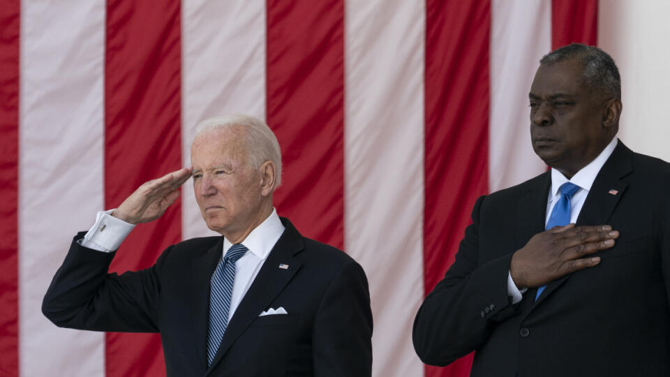 EBE 42 Arlington - Prezident USA Joe Biden si v pondelok uctil pamiatku amerických vojakov, ktorí padli v boji, položením venca na Arlingtonskom národnom cintoríne neďaleko Washingtonu. Na snímke zľava americký prezident Joe Biden a minister obrany Lloyd Austin počas pietneho aktu na Arlingtonskom národnom cintoríne 31. mája 2021. FOTO TASR/AP
President Joe Biden salutes as Secretary of Defense Lloyd Austin places his hand over heart during the playing of