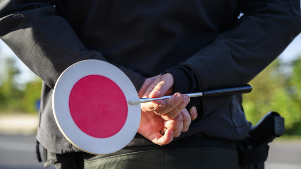 Vo štvrtok ráno 5. októbra 2023 sa na slovensko-maďarských hraniciach začali náhodné kontroly. Potrvajú do 14. októbra. Na snímke slovenský policajt drží tabuľku, ktorá prikazuje vodičom Zastaviť počas náhodných kontrol na slovensko-maďarskom cestnom hraničnom priechode Bratislava-Rajka vo štvrtok 5. októbra 2023. Kontroly sa zamerajú najmä na podozrivé vozidlá, snahou bude čo najmenej obmedziť plynulosť premávky. Opatrenie má napomôcť zníženiu počtu nelegálnych migrantov, ktorí cez Slovensko t