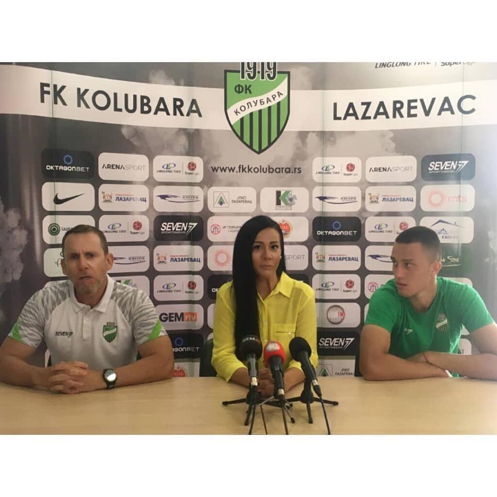 Sexi Ana Staševičová je hlásateľkou aj hovorkyňou futbalového klubu, ale fanúšikovia ju majú radšej bez saka.
