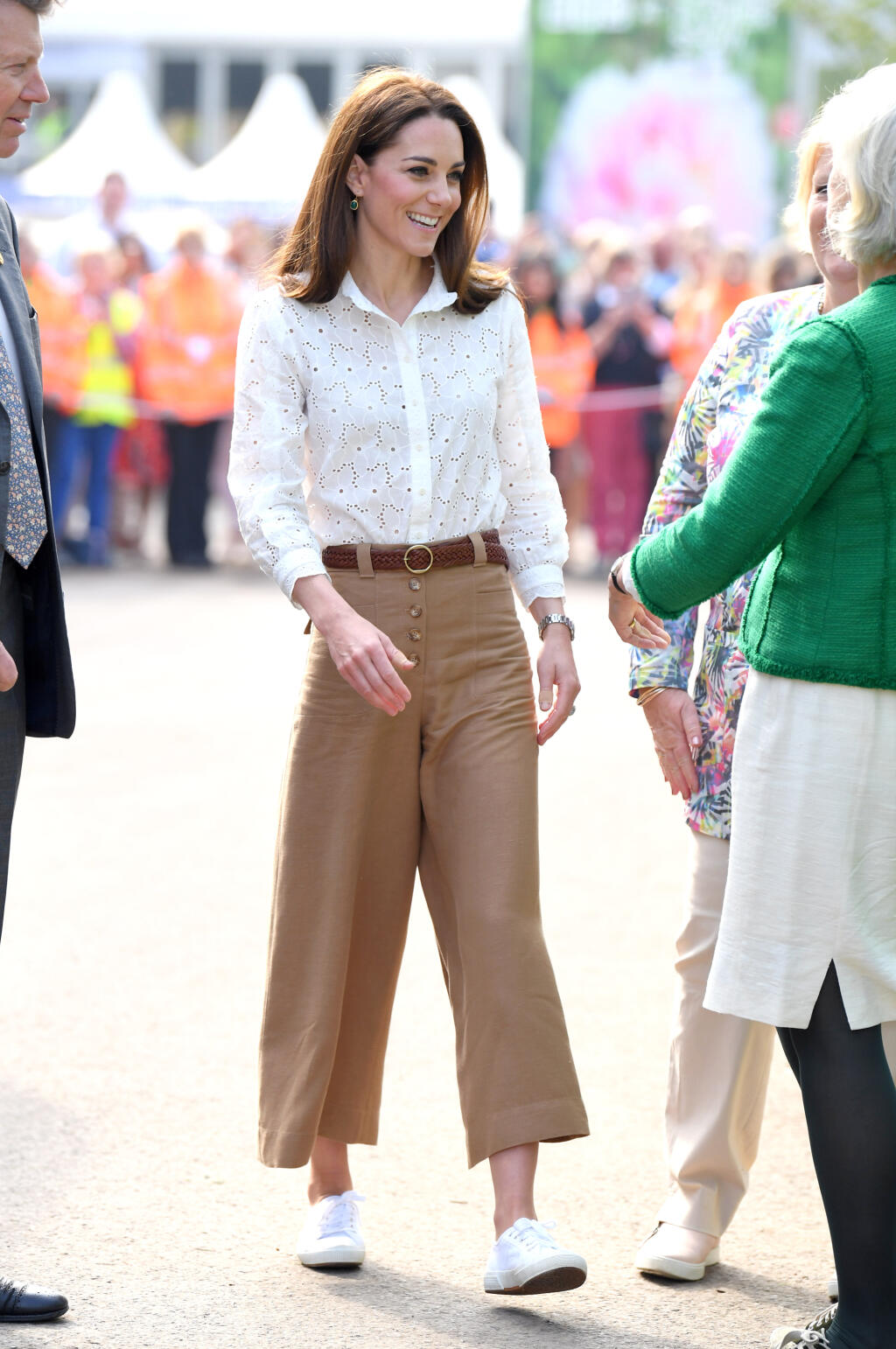 Krémová blúzka s výšivkou madeira, béžové culottes a jednoduché plátenné tenisky. Kate to s módou vie!