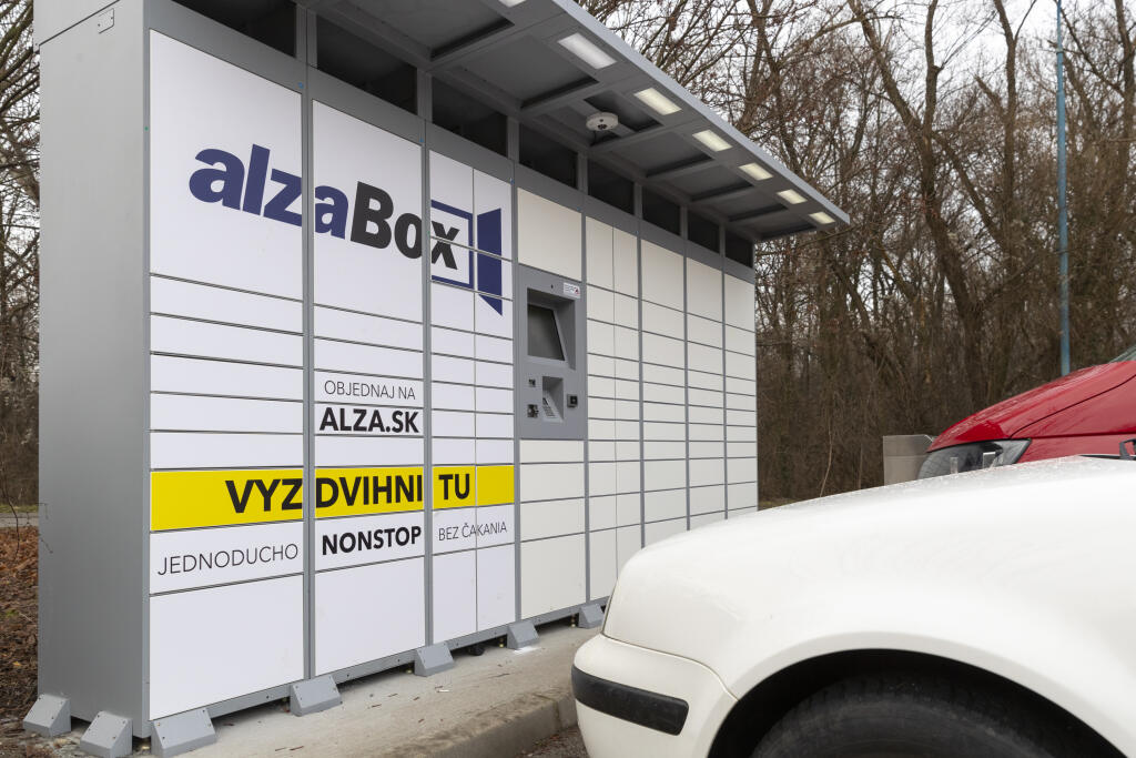 Na snímke je tzv. Alzabox - zásielkové úložisko internetového obchodu Alza