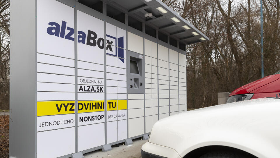 Na snímke je tzv. Alzabox - zásielkové úložisko internetového obchodu Alza