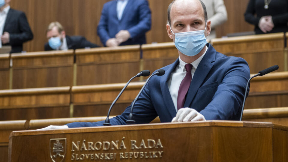Na snímke podpredseda Národnej rady SR Gábor Grendel (OĽaNO) počas 5. schôdze NR SR Bratislave 7. apríla 2020. FOTO TASR - Jaroslav Novák