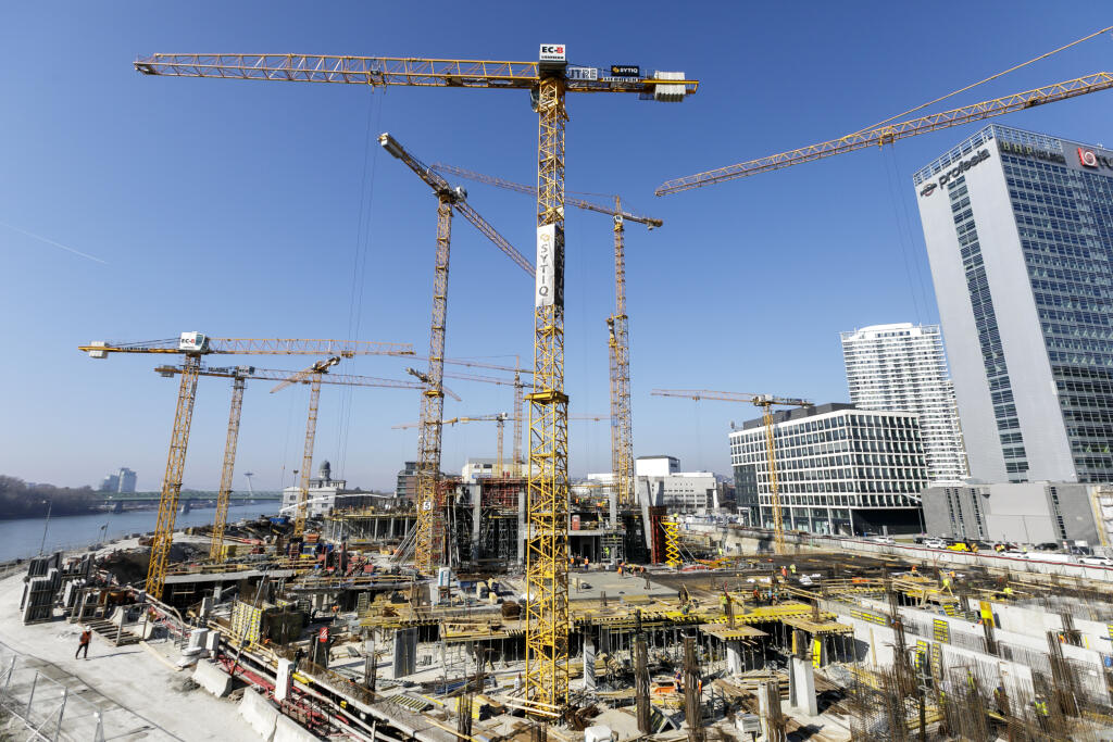 Na snímke v popredí výstavba prvého slovenského mrakodrapu Eurovea Tower (168m) a v pozadí pokračovanie výstavby projektu Eurovea 2, v Bratislave 4. marca 2021. FOTO TASR - Dano Veselský 