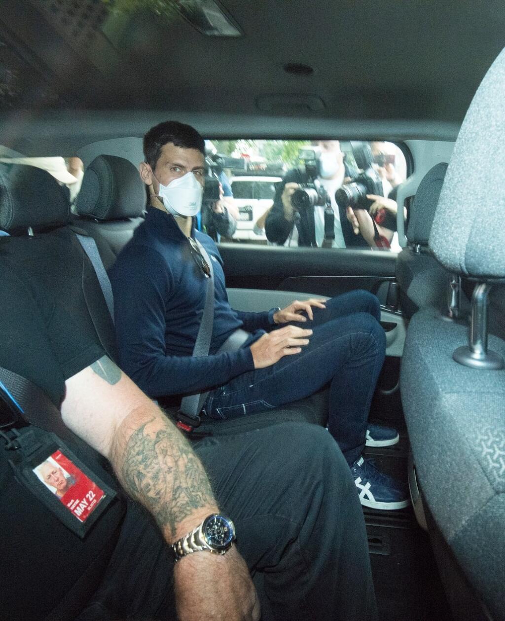 Novaka Djokoviča odviedli autom z detenčného hotela na súd.