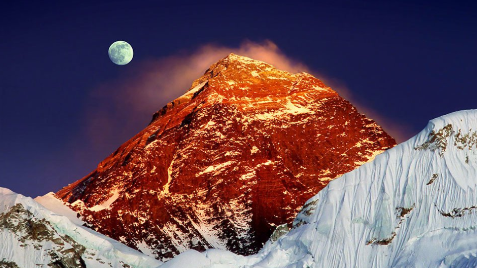 Mount Everest sa udájne zmenšuje.