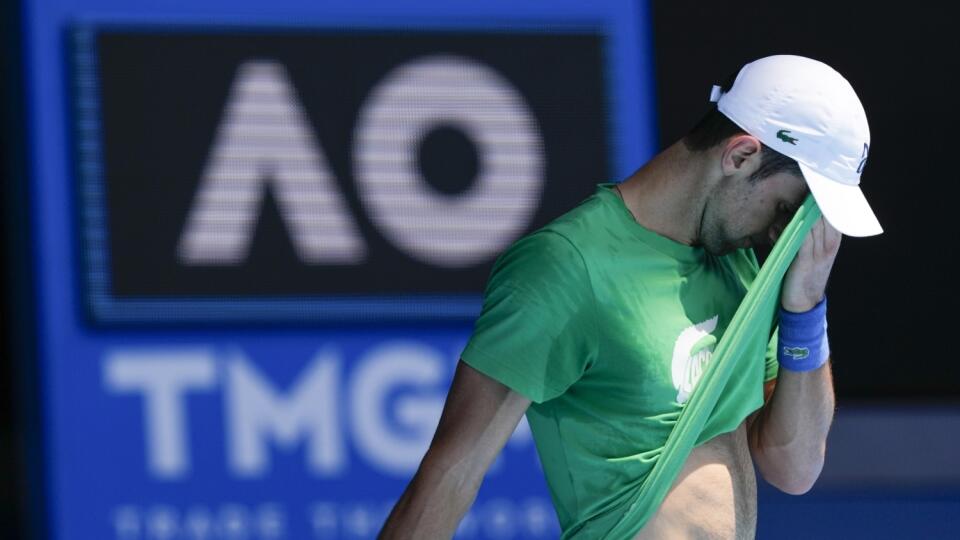 JB 8 Melbourne - Deväťnásobný šampión Australian Open, srbský tenista Novak Djokovič počas tréningu na kurte v austrálskom Melbourne 13. januára 2022. Austrálsky minister pre imigráciu Alex Hawke zrušil srbskému tenistovi Novakovi Djokovičovi vízum. Líder svetového rebríčka tak zrejme nebude môcť štartovať na grandslamovom turnaji Australian Open. Djokovič by mal po tomto verdikte opustiť krajinu. Hawke zdôvodnil zrušenie vstupných víz