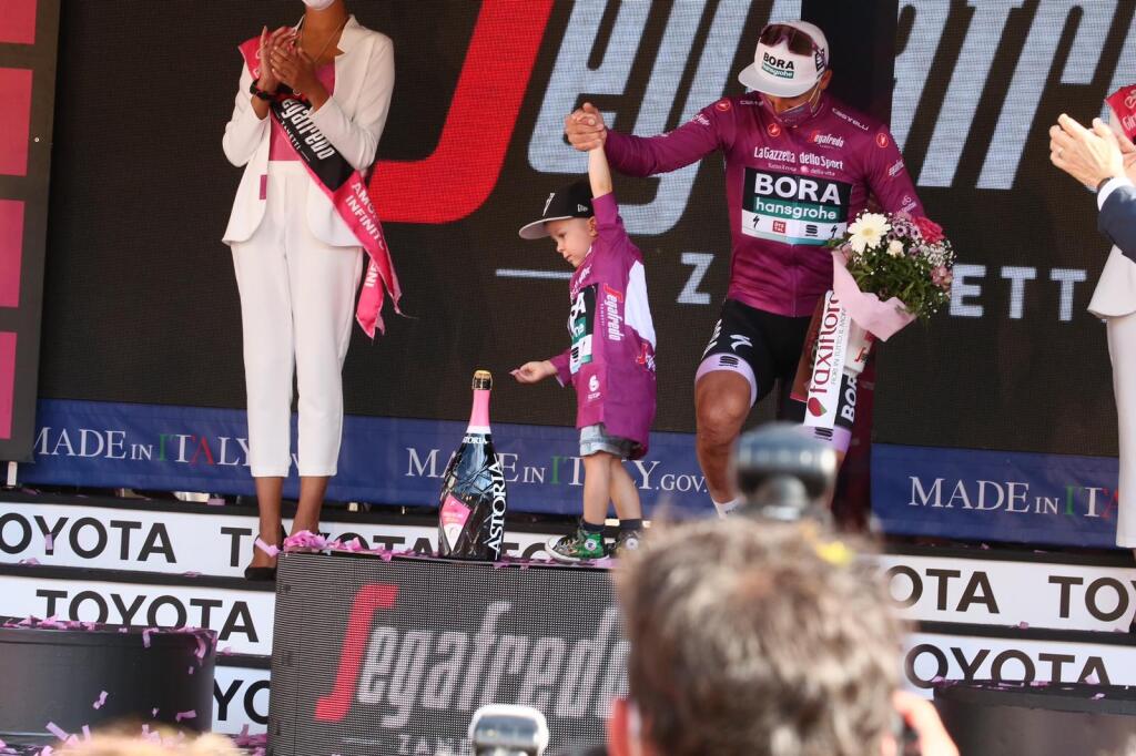 Peter Sagan oslavoval zisk cyklámenového dresu so svojím synčekom Marlonom, s ktorým sa dokonale zladil - obaja mali na sebe dres v rovnakých farbách.