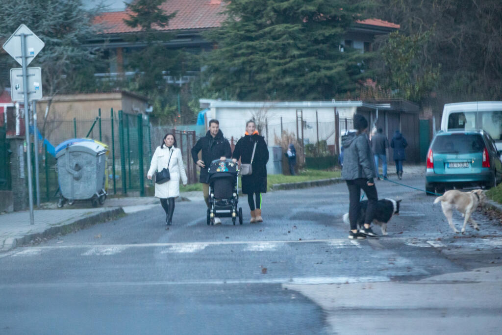 Manželia sa po obede vybrali na prechádzku do okolia neďaleko ich domu. Na snímke sú Adela Vinczeová, Viktor Vincze a ich adoptované dieťa.