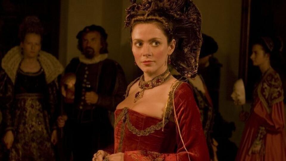 Anna Friel prezliekla 82 kostýmov.