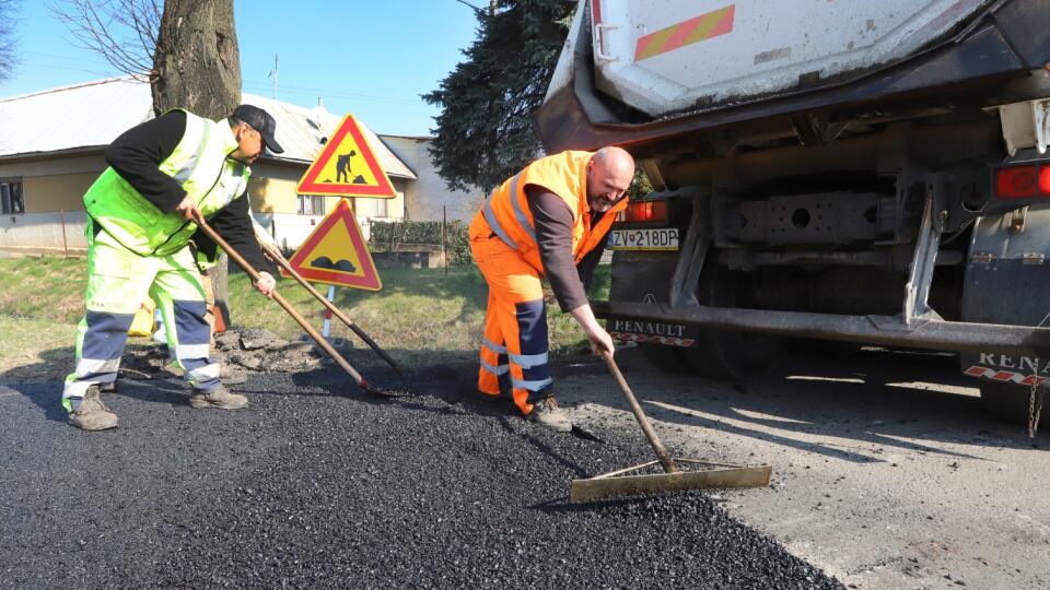 Banskobystrická župa spustila masívnu rekonštrukciu krajských ciest II. a III. triedy. Cesty v okrese Zvolen opravujú unikátnou technológiou s pridávaním recyklovaných plastov do asfaltového krytu. Na snímke oprava cesty v Sielnici pri Zvolene 7. apríla 2020. FOTO TASR - Ján Krošlák