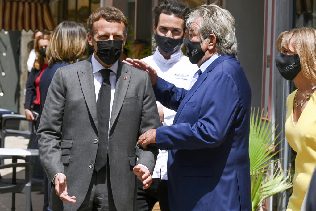 WA 21 Valence - Francúzsky prezident Emmanuel Macron (vľavo) sa rozpráva s majiteľom reštaurácie Michelom Chabranom počas príchodu na obed vo Valence na juhovýchode Francúzska 8. júna 2021. Neznámy muž v utorok udrel dlaňou po tvári francúzskeho prezidenta Emmanuela Macrona počas jeho návštevy na juhovýchode Francúzska. Macronova ochranka rýchlo zasiahla a prezidenta od muža odtiahla, píše agentúra Reuters. BFM TV a rozhlasová stanica RMC informovali, že v súvislosti s incidentom zadržali dve os