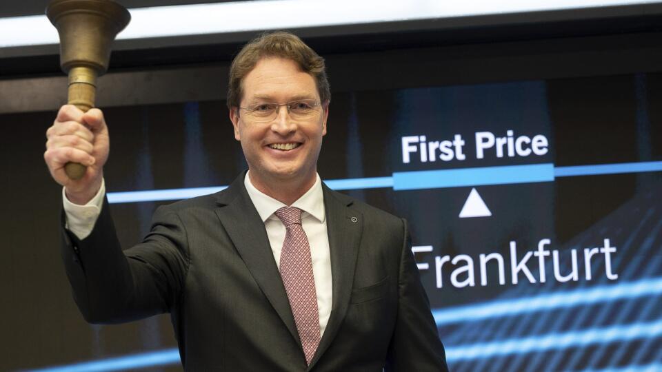 Generálny riaditeľ Daimleru Ola Kallenius zvoní na burze vo Frankfurte nad Mohanom 12. decembra 2021. Nemecký výrobca nákladných áut Daimler Truck bol v piatok uvedený na burzu vo Frankfurte nad Mohanom. Začiatkom decembra sa totiž oddelil od skupiny Daimler, ktorá sa čoskoro premenuje na Mercedes-Benz.