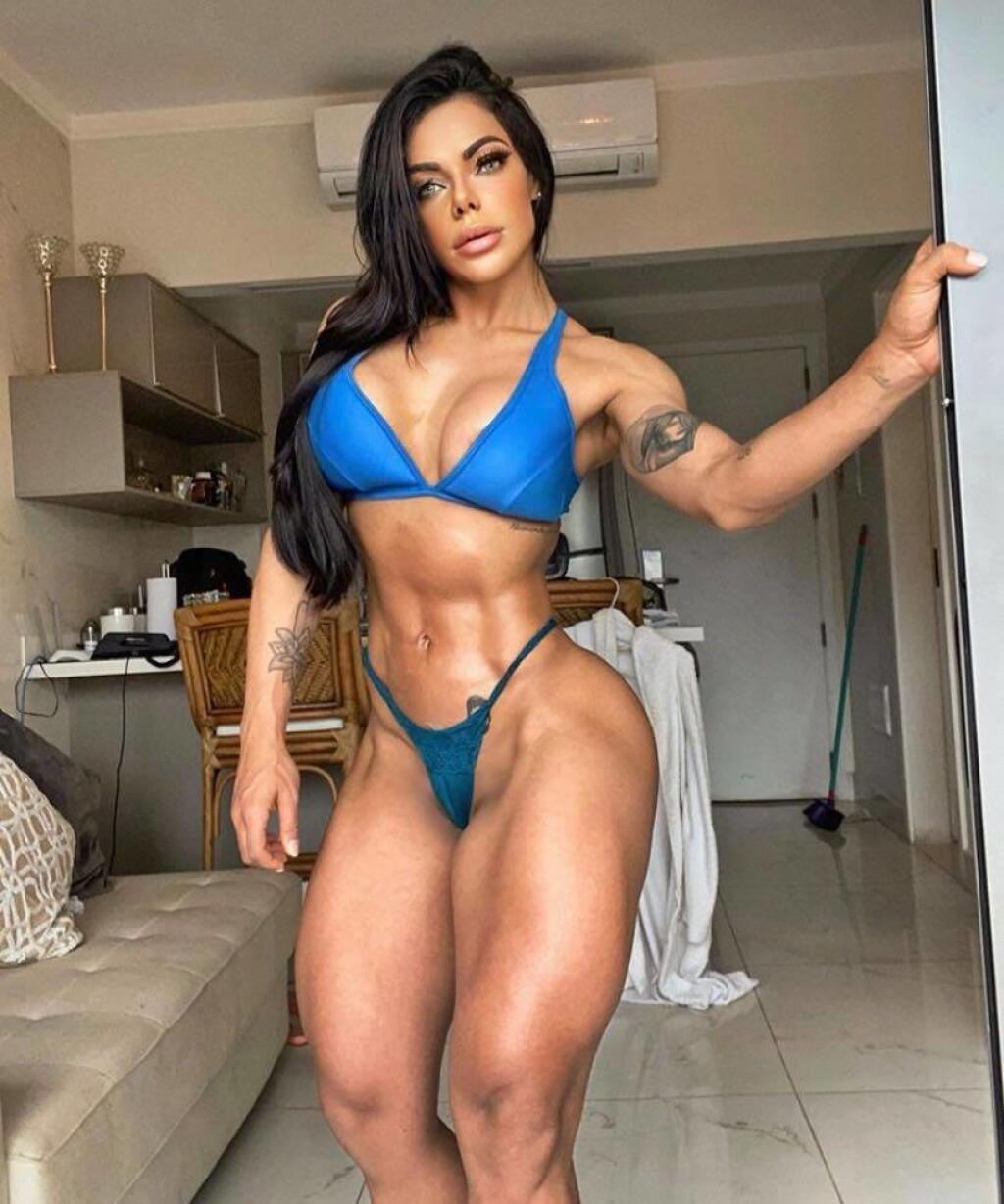 Sexi modelka a najhorúcejšia futbalová fanúšička Suzy Cortez (30) svojimi fotkami rada dráždi. Veľké prsia a namakaný zadok rada vystavuje.