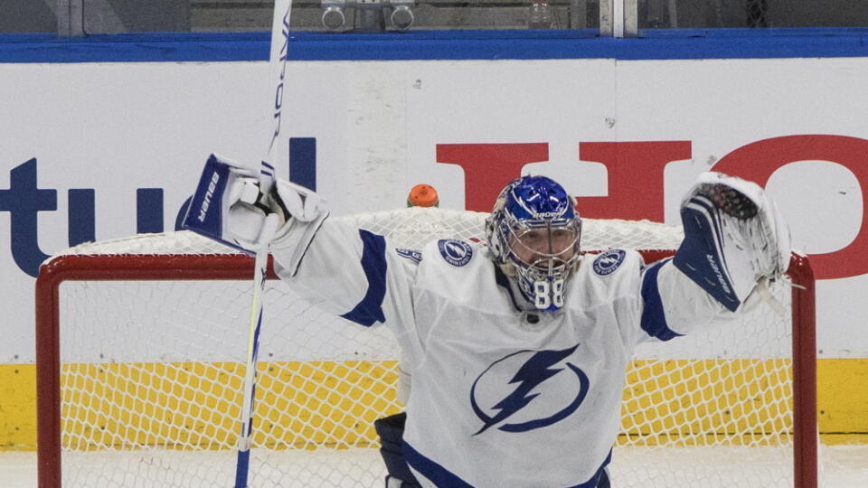 WA 6 Edmonton - Brankár Tampy Bay Lightning Andrej Vasilevskij sa teší po výhre v predĺžení  šiesteho zápasu finále play off Východnej konferencie  New Yorku Islanders - Tampa Bay Lightning v Edmontone 17. septembra  2020. FOTO TASR/AP  

Tampa Bay Lightning goaltender Andrei Vasilevskiy celebrates the team's overtime win over the New York Islanders in Game 6 of the NHL hockey Eastern Conference final, Thursday, Sept. 17, 2020, in Edmonton, Alberta. (Jason Franson/The Canadian Press via AP)