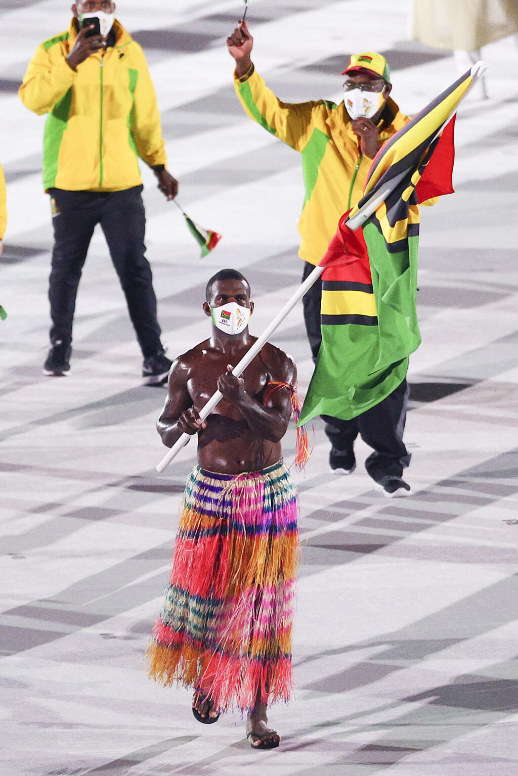 Vlajkonosič Vanuatu Riilio Rii sa takisto predviedol v sukni a poriadne namazaný olejom.