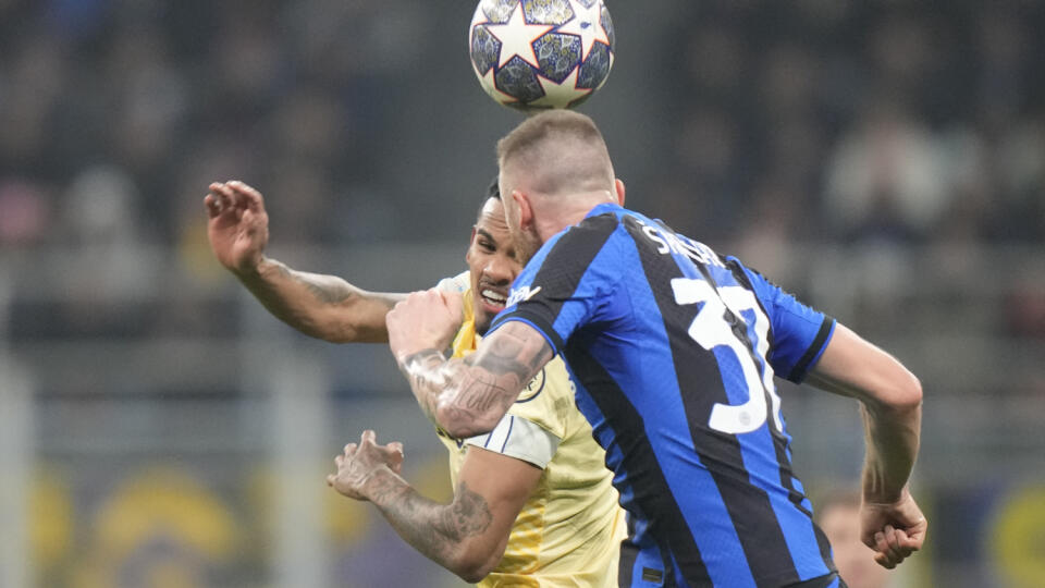 KK67 Miláno - Sprava slovenský obranca Milan Škriniar z Interu Miláno a Galeno z Porta počas prvého zápasu osemfinále Ligy majstrov Inter Miláno - FC Porto 22. februára 2023 v Miláne. FOTO TASR/AP
Inter Milan's Milan Skriniar, right, and Porto's Galeno vie for the ball during the Champions League, round of 16, first leg soccer match between Inter Milan and Porto, at the San Siro stadium in Milan, Italy, Wednesday, Feb. 22, 2023. (AP Photo/Luca Bruno)