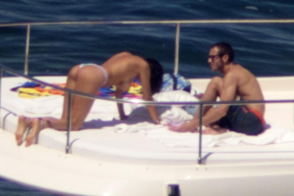 Párik je vďačným objektom paparazzi fotografov, ktorí na Francescu a Valentina striehnu najmä na dovolenke. Sexi modelku načapali pri prezliekaní či opaľovaní sa a ukázala tak celému svetu prsia.