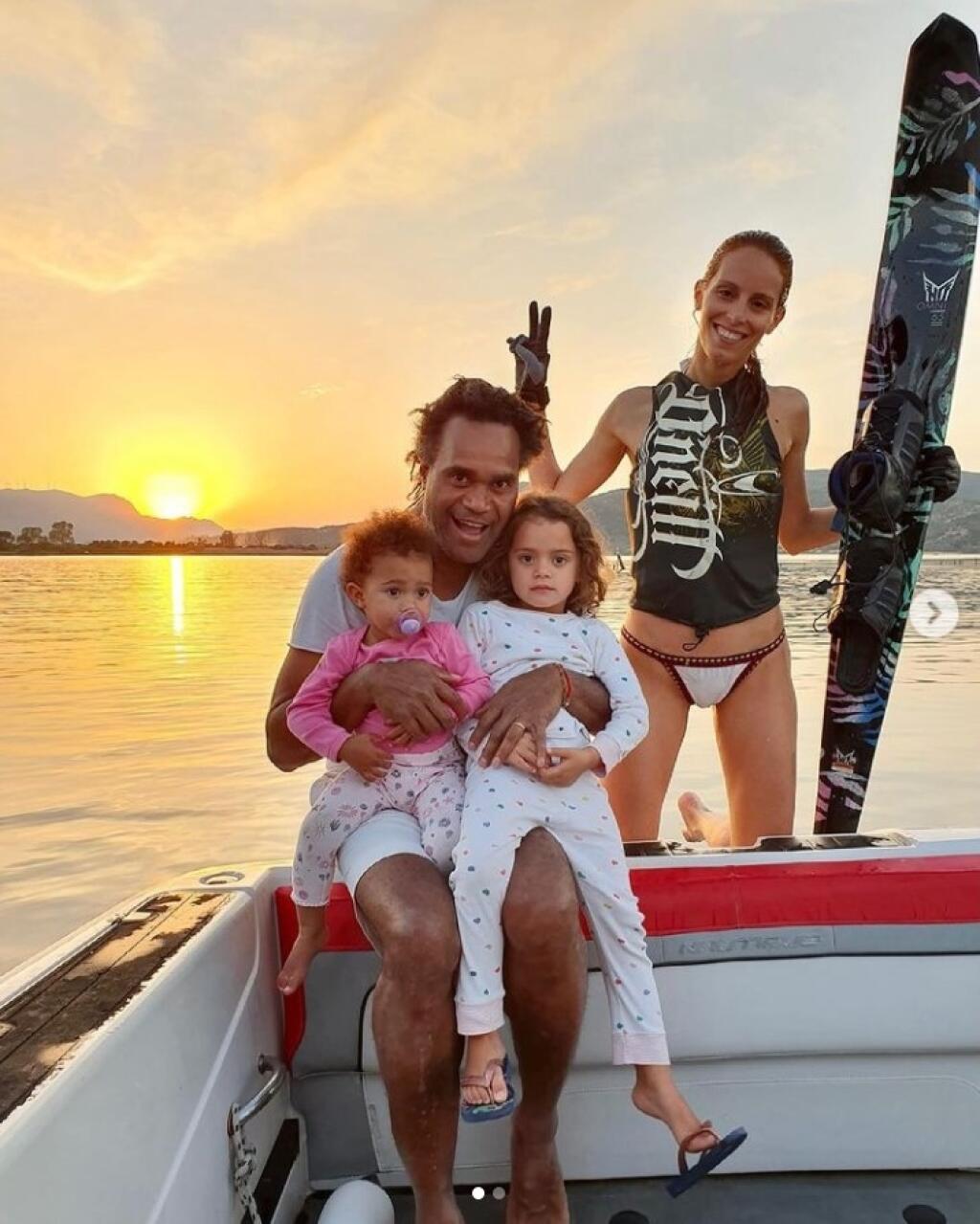 Karembeu má s libanonskou lyžiarkou už dve dcéry.