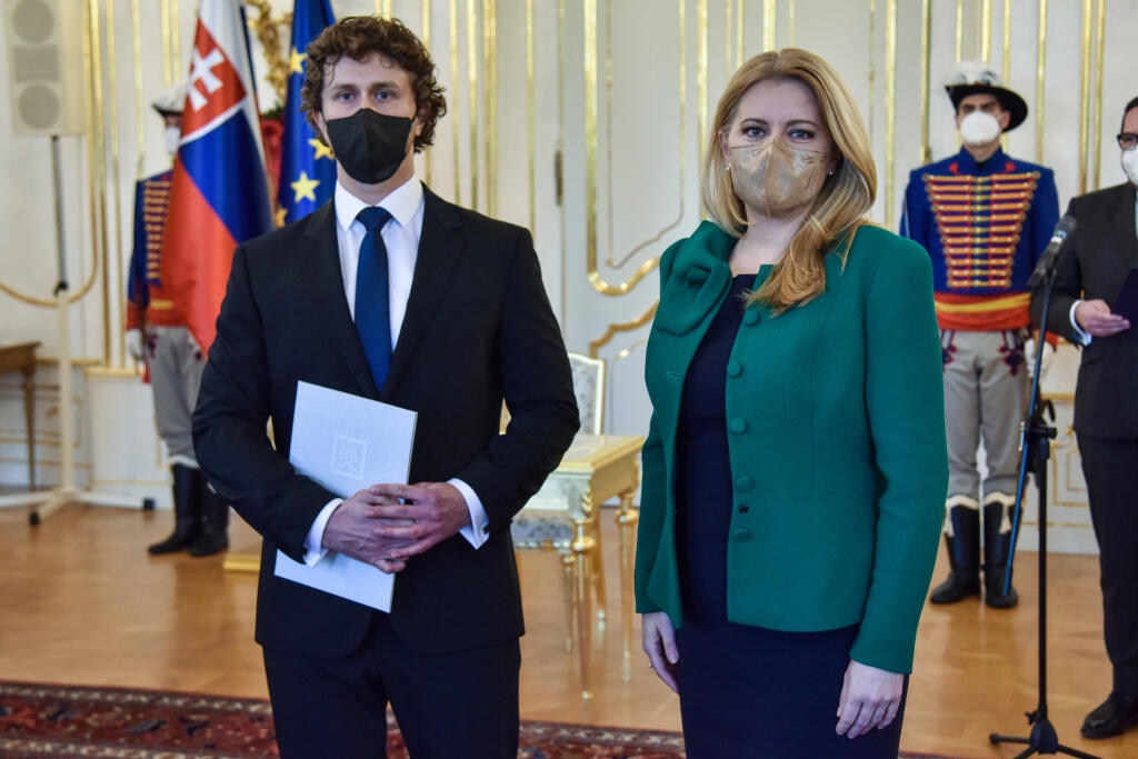 Na snímke vpravo prezidentka SR Zuzana Čaputová a vľavo sudca Okresného súdu Košice II Jaroslav Skyba počas vymenovania sudcov do všeobecných súdov bez časového obmedzenia 7. decembra 2021 v Bratislave. FOTO TASR - Pavol Zachar