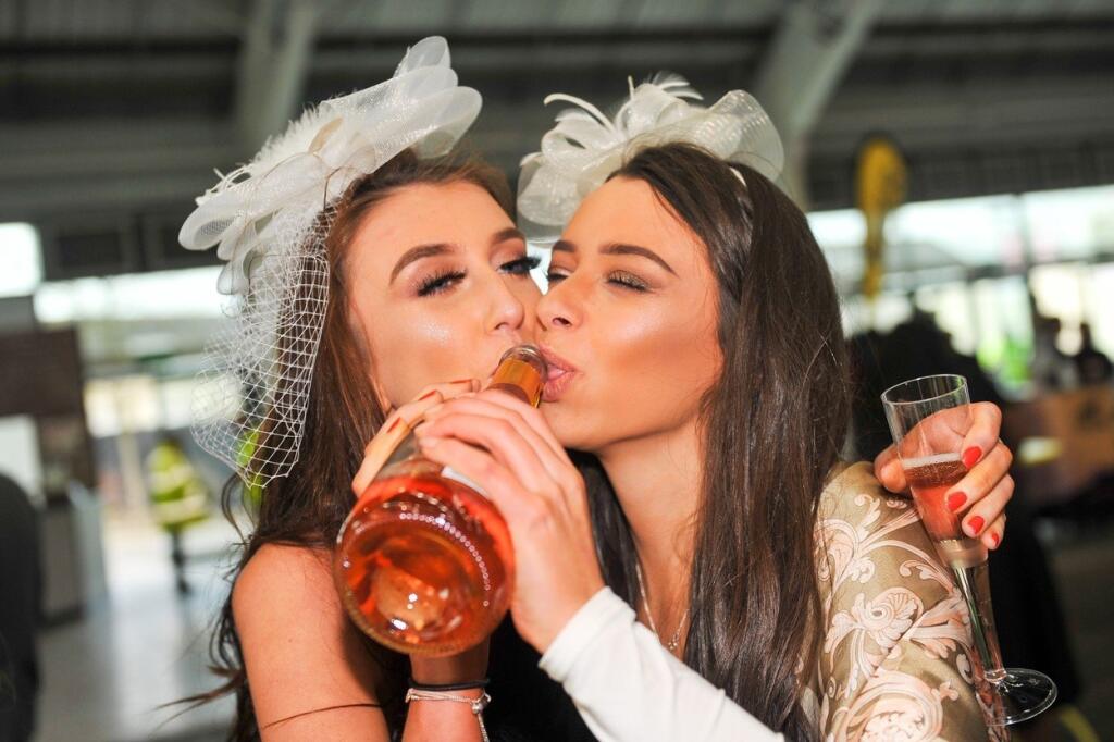 Keď sa hrdé anglické paničky menia na zvieratá. Stačí im alkohol a prestížne podujatie.