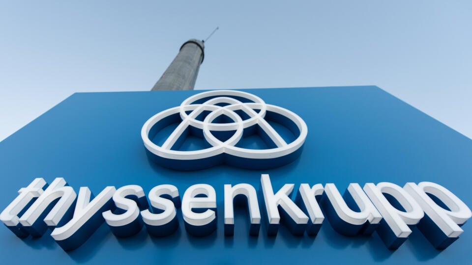 KK14 Rottweil - Na archívnej snímke z 12. decembra 2016 logo nemeckého koncernu Thyssenkrupp v nemeckom meste Rottweil. Nemecký koncern Thyssenkrupp dokončil predaj divízie výťahov TK Elevator investičným spoločnostiam za viac než 17 miliárd eur. Konglomerát tak získal dôležitú finančnú injekciu, zároveň však prišiel o najkvalitnejšie aktívum. FOTO TASR/DPA
ARCHIV - 12.12.2016, Baden-Württemberg, Rottweil: Das Logo von Thyssenkrupp steht vor einem 246 Meter hohen Testturm für Aufzüge. (Zur dpa-B