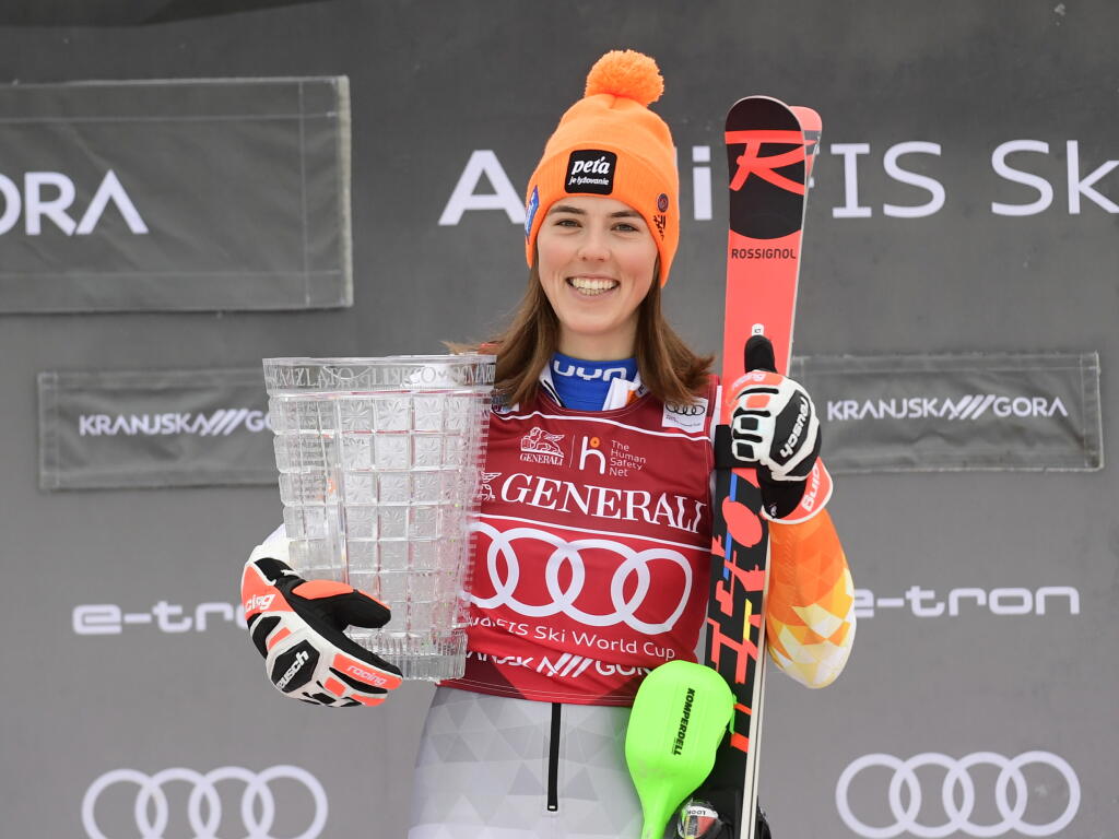 Na snímke slovenská lyžiarka Petra Vlhová oslavuje s trofejou na pódiu víťazstvo v slalome žien Svetového pohára v alpskom lyžovaní v slovinskej Kranjskej Gore 9. januára 2022.