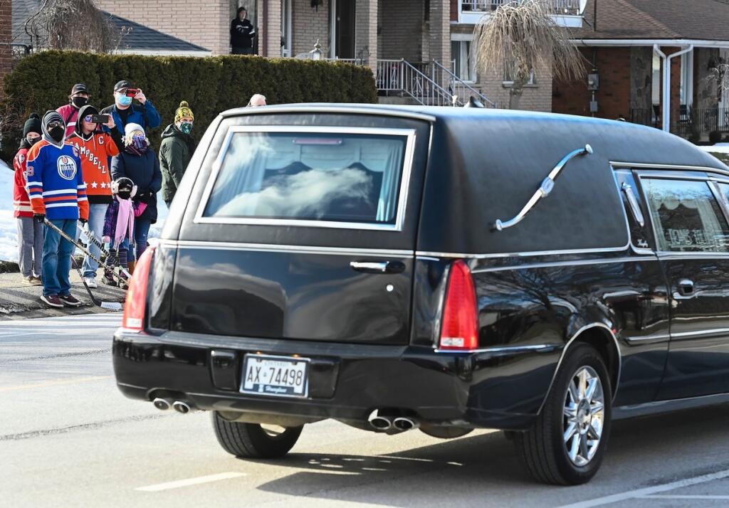 Wayne Gretzky pochoval otca Waltery vkanadskom Brantforde.