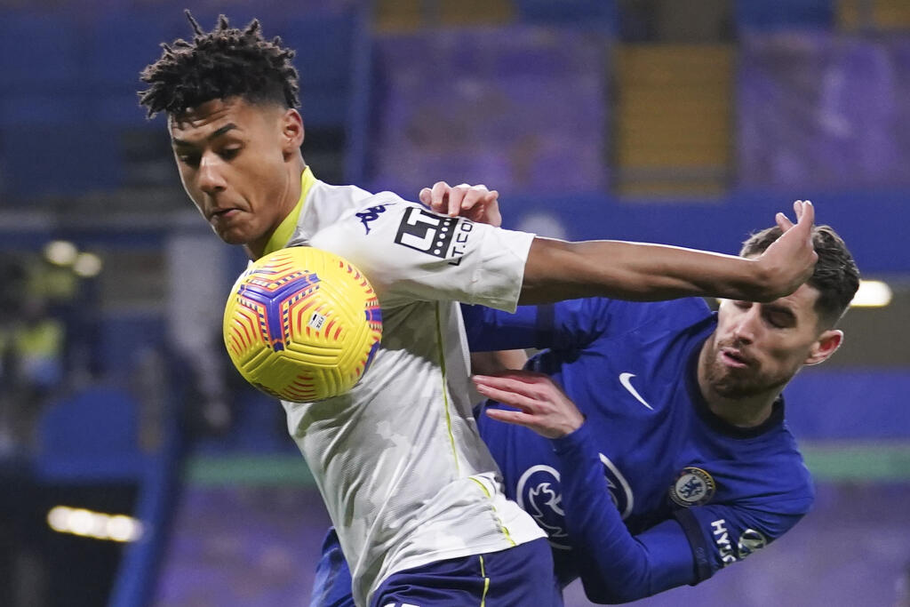 KK25 Londýn - Futbalista Ollie Watkins (vľavo) z Aston Villy a Jorginho z Chelsea Londýn počas zápasu 16. kola anglickej Premier League Chelsea Londýn - Aston Villa 28. decembra 2020 v Londýne. FOTO TASR/AP
Aston Villa's Ollie Watkins, left, and Chelsea's Jorginho vie for the ball during the English Premier League soccer match between Chelsea and Aston Villa in London, England, Monday, Dec. 28, 2020. (John Walton/Pool via AP)