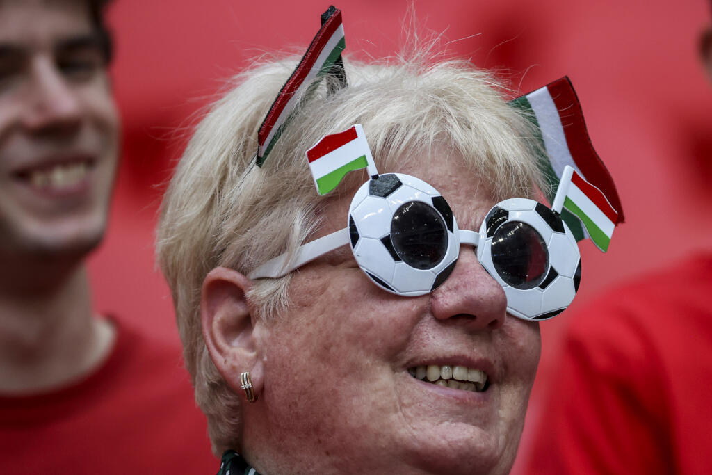 KK23 Budapešť - Fanúšička pred zápasom F-skupiny Maďarsko - Portugalsko na ME vo futbale 14. júna 2021 v Budapešti. FOTO TASR/AP
A soccer fan attends the Euro 2020 soccer championship group F match between Hungary and Portugal at the Ferenc Puskas stadium in Budapest, Hungary, Tuesday, June 15, 2021. (Bernadett Szabo/Pool via AP)