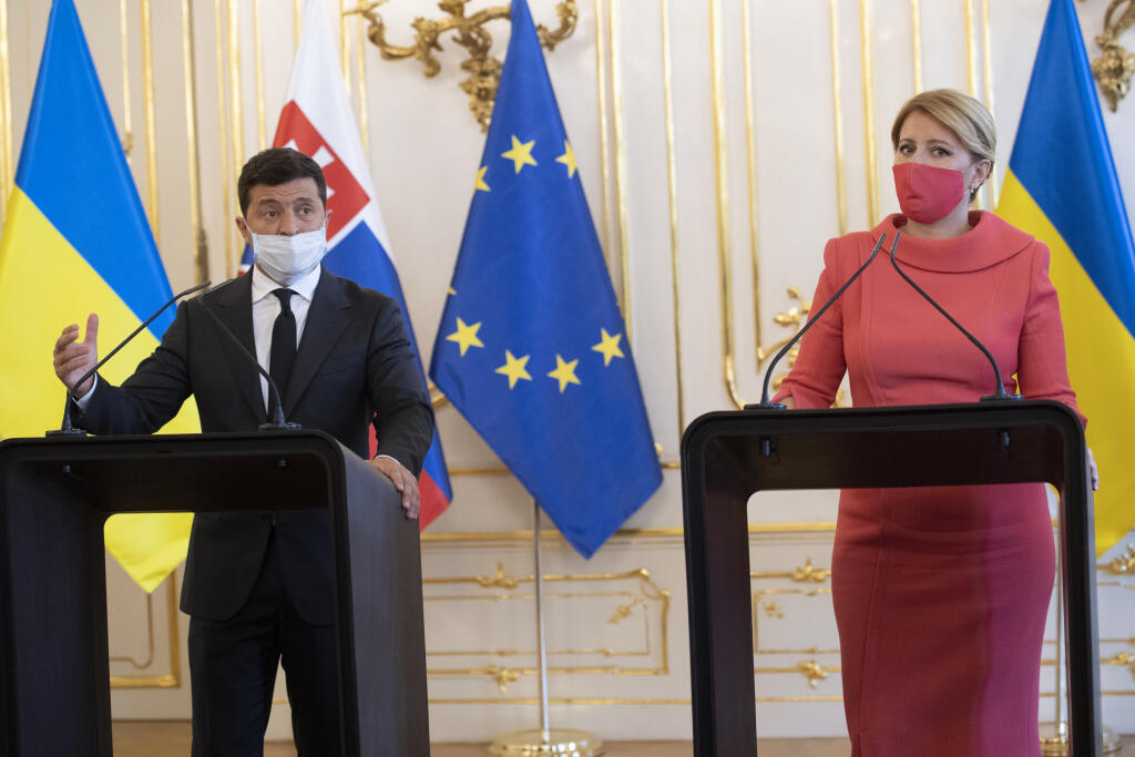 Na snímke vľavo prezident Ukrajiny Volodymyr Zelenskyj a vpravo prezidentka SR Zuzana Čaputová počas tlačovej konferencie po ich stretnutí v Prezidentskom paláci 24. septembra 2020 v Bratislave. FOTO TASR - Pavel Neubauer