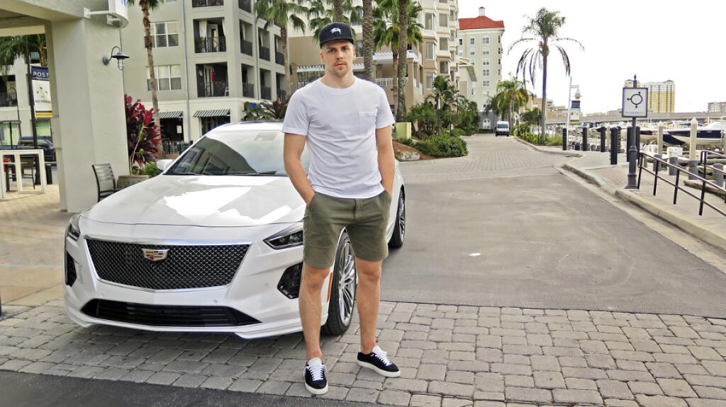 Ďalší slovenský hokejista Erik Černák si kúpil luxusný Cadillac Ct5-v blackwing, ktorý má cenovku 85 tisíc eur.
